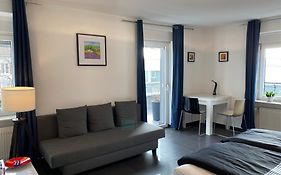 Preiswertes stilvolles Zimmer im privaten Haus mit großem schönem modernem Gemeinschaft Badenzimmer